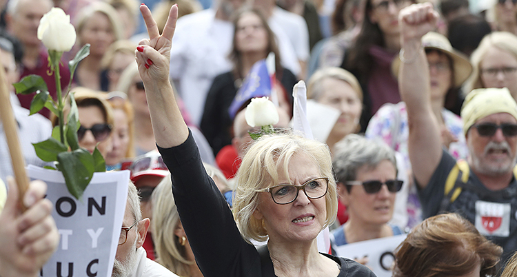 Människor håller upp blommor och händer