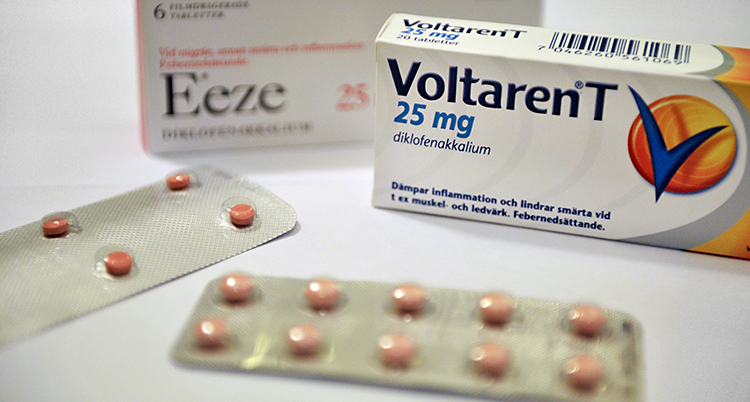 Bild på en ask med tabletter. Det står Voltaren på asken.