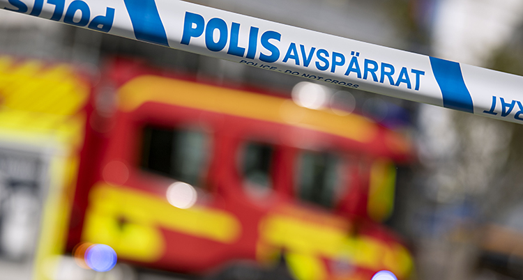 En bild på ett band där det står Polis avspärrat.