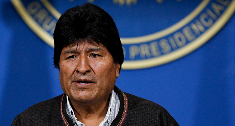 Evo Morales har mörkt hår och ser ledsen ut