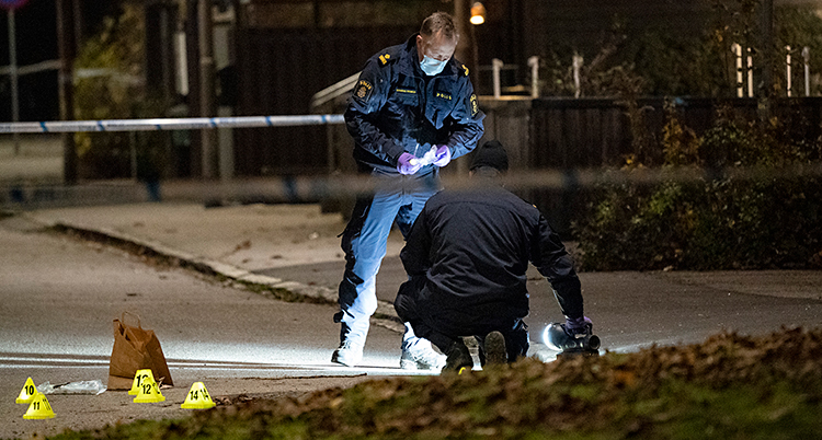 Poliser undersöker platsen där en 16-årig pojke blev skjuten i Malmö.