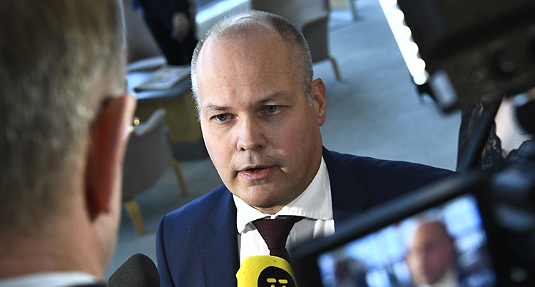Morgan Johansson ser allvarlig ut och pratar i en mikrofon.