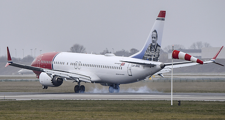 Ett plan från Norwegian lyfter från marken.
