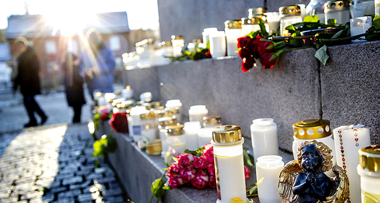 Massor av ljus och blommor syns på torget i Uddevalla.