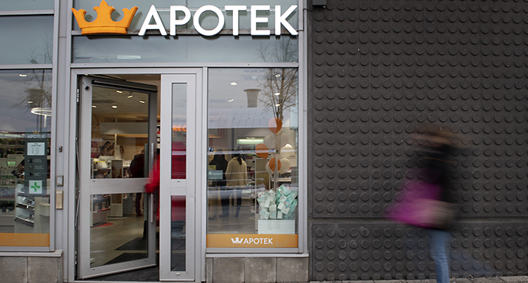 Dörren står öppen till ett apotek med en krona som symbol