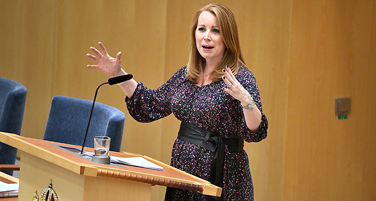 Annie Lööf talar i riksdagen