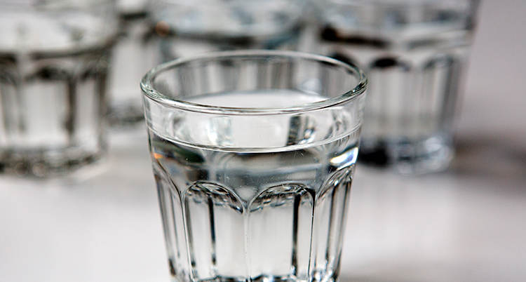 Närbild på ett glas med vatten