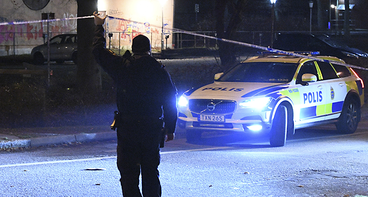 Polis på platsen.