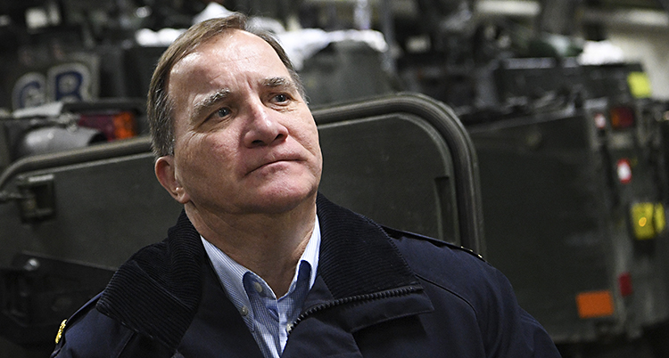 Stefan Löfven gör ett besök i en verkstad i Skåne.