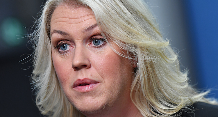 Närbild på Lena Hallengren.