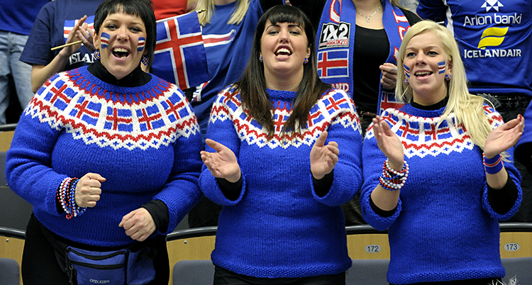 De har tröjor i färg som islands flaggor