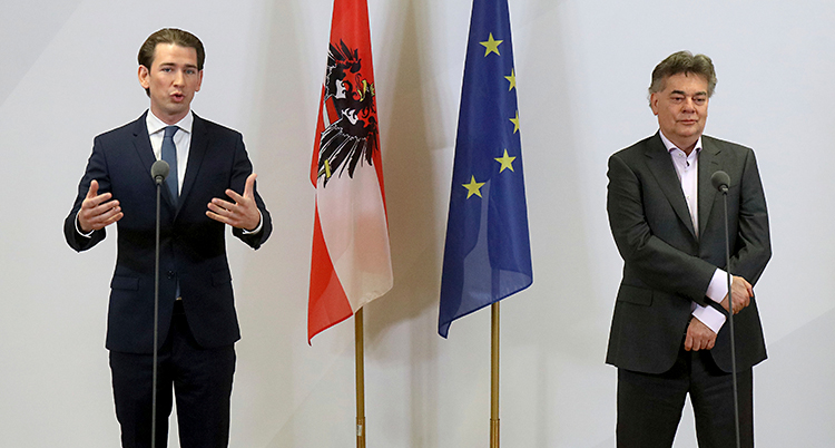 Sebastian Kurz och miljöparties ledare Werner Kogleska. De har mörka kostymer på sig.