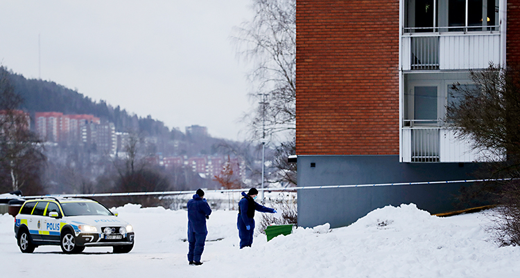 Poliser spärrar av ett område i Sundsvall.