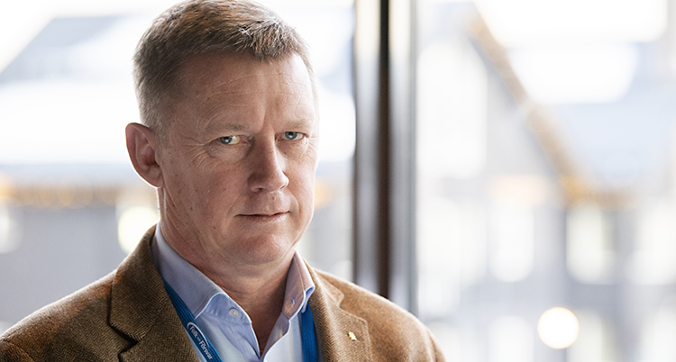 Ett porträt på Friberg. Han tittar in in i kameran och ser lite bekymrad ut
