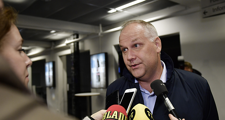 Jonas Sjöstedt har flera mikrofoner framför sig.