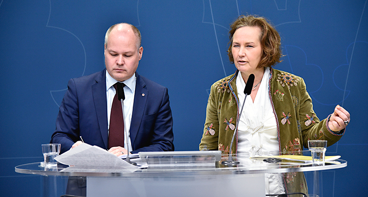 De två talespersonerna framför varsin mikrofon.