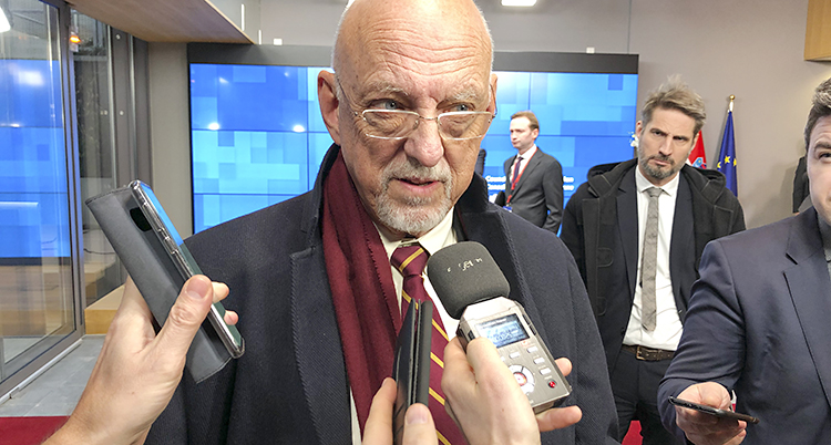 Många vill intervjua honom och sträcker fram mikrofoner