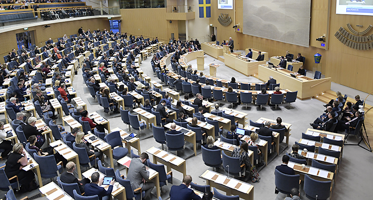 Politiker sitter i halvmåneform i riksdagen