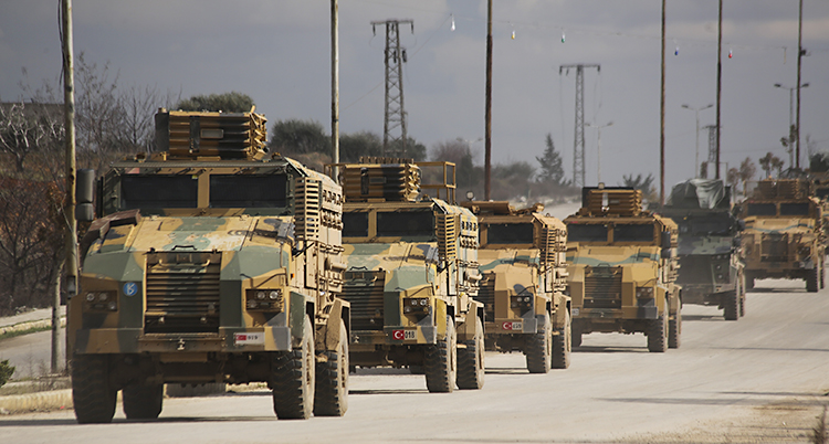 Militärernas bilar kör efter varandra på en väg