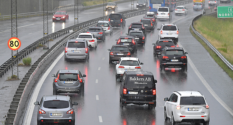 En bilkö på en motorväg