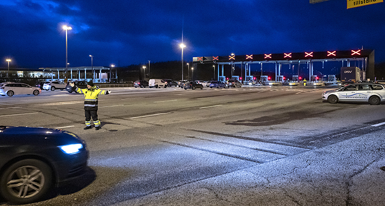 Bild på en avstängs Öresundsbro. Det är kväll och nästa inga bilar på bron.