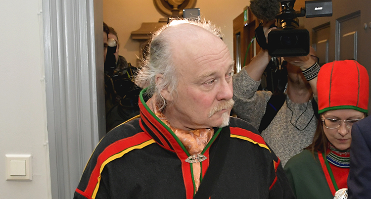 Matti Berg ser allvarlig ut. Han är kladd i en samisk dräkt och tittar åt sidan