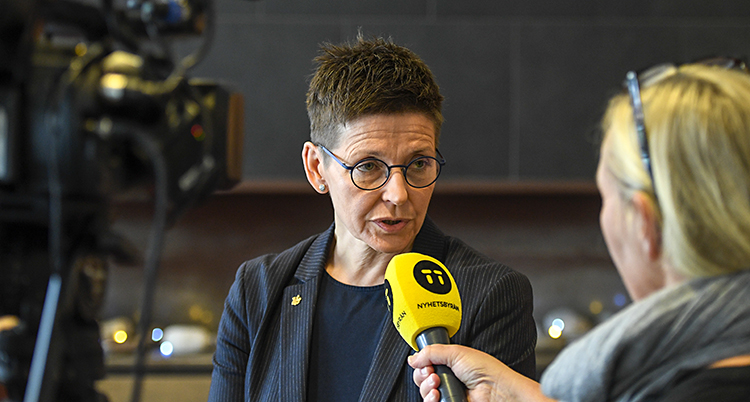 Ann-Sofie Hermansson blir intevjuad. Hon har en gul mikrofon framför sig.