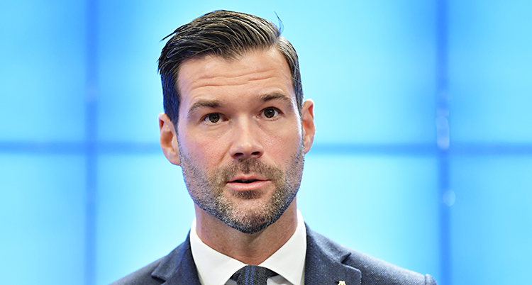 En närbild på hans ansikte.