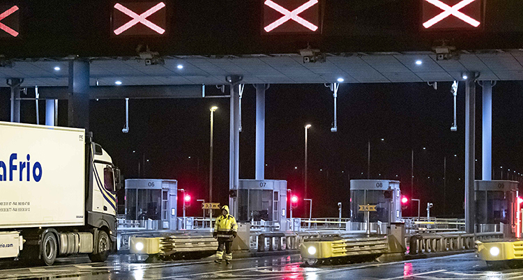 Kontrollen vid Öresundsbron. Alla lysen är röda. Ingen får köra upp på bron.