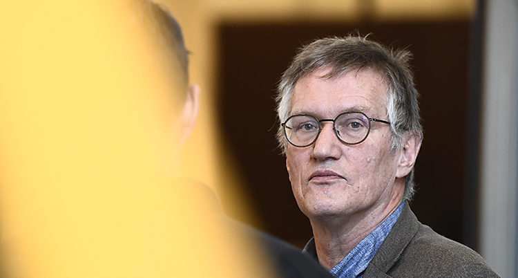 Anders Tegnell är expert på smittor. Han har glasögon och lite grått hår.