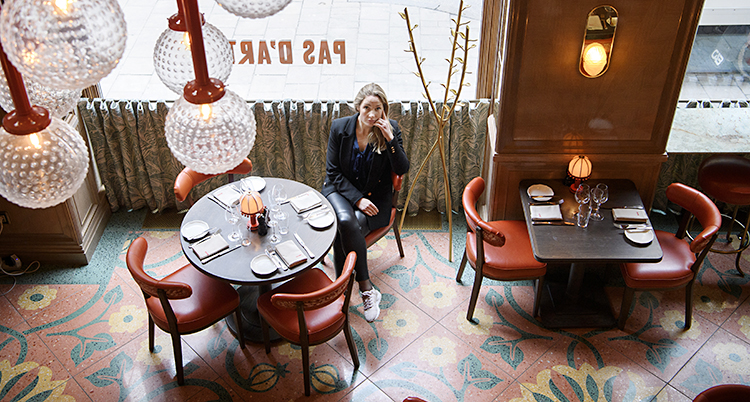 Anna Sjödin sitter på en tom restaurang.