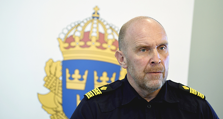 En skallig man som ser allvarlig ut