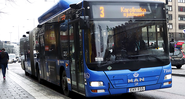En blå buss står stilla.