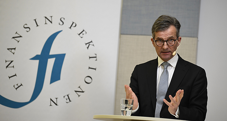 Han har kostym. Bakom honom syns en skylt som det stå Finansinspektionen på.