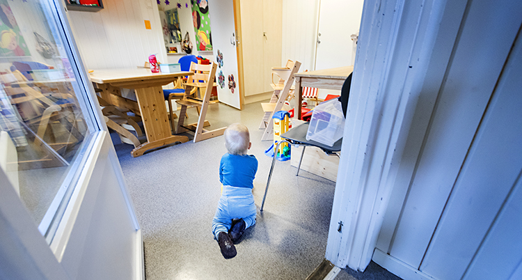Ett barn leker på en förskola.