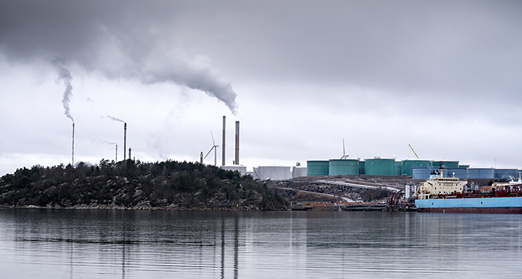 Företaget Preems fabrik i Lysekil. Rök syns från skorstenarna på fabriken.