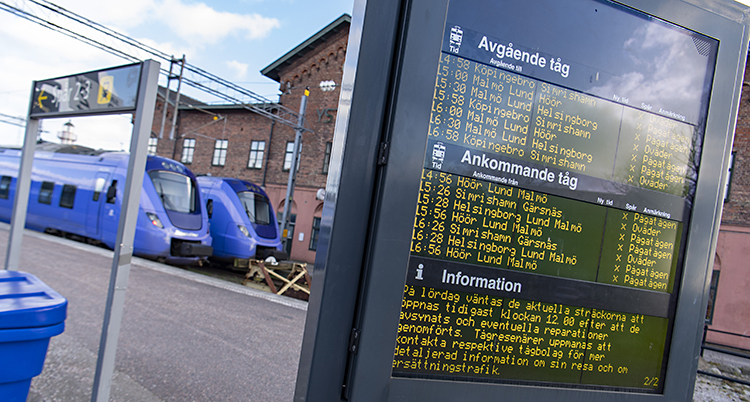 Bilden visar en skylt vid en tågstation. På skylten står det att tåg är inställda.