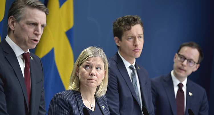 Fyra politiker på rad på podiet.