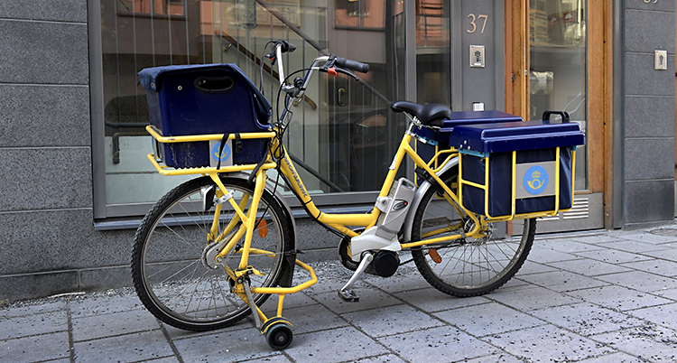 en postcykel utanför ett hus.
