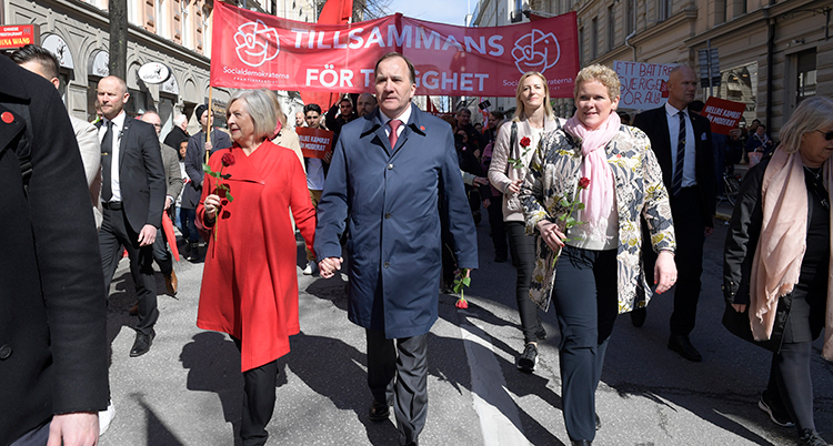 Stefan Löfven och andra människor i ett Förstamajtåg.