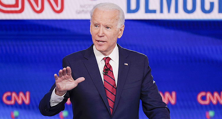 Biden håller tal. Han ser lugn ut och håller upp en hand