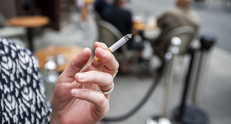 En hand håller i en cigarett.
