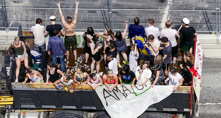 Studenter festar på ett flak