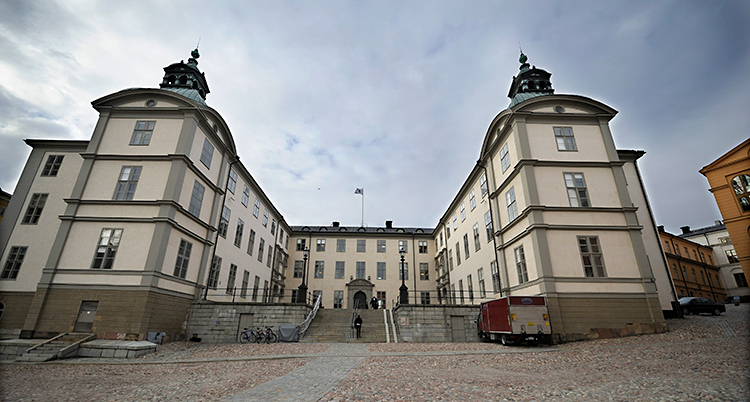 Bilden visar ett stort och gammalt hus på Riddarholmen i Stockholm.