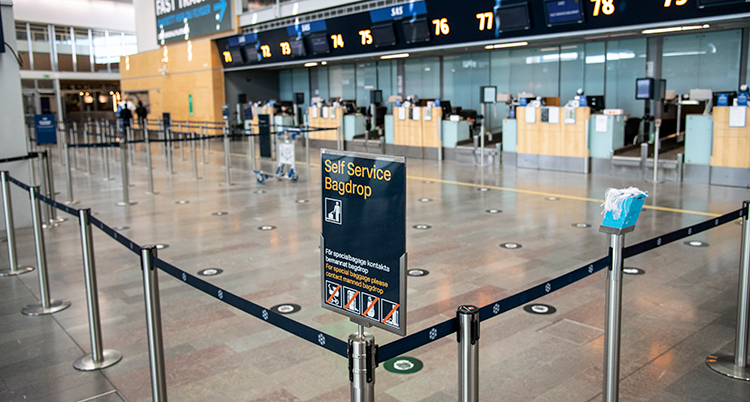Flera tomma bagageincheckningar på Arlanda. Ingen köar där längre.