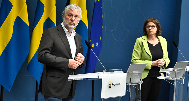 Peter Eriksson och Isabella Lövin på presskonferensen.