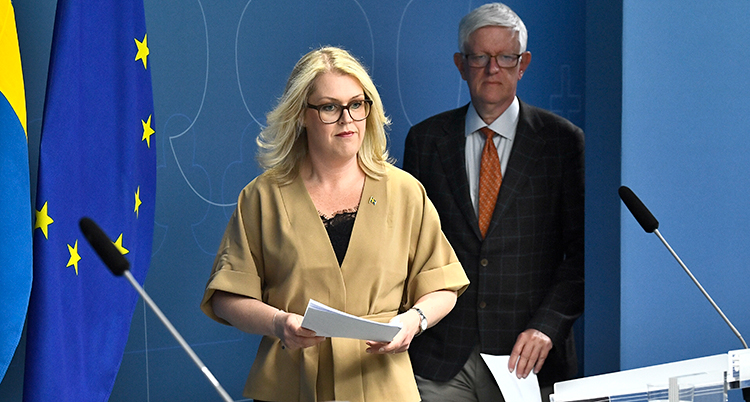 Hallengren och Carlson på väg till presskonferensen.