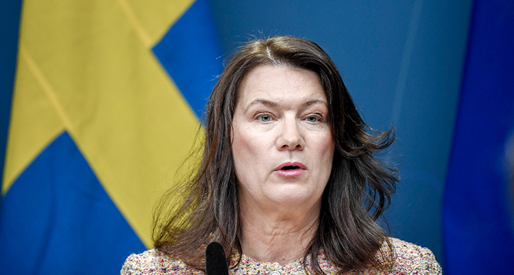 Line framför en svensk flagga.