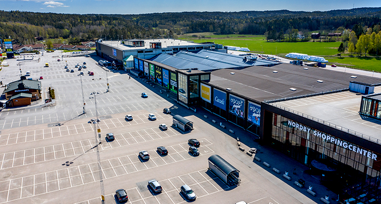 Flygbils över shoppingscentret och en tom parkering
