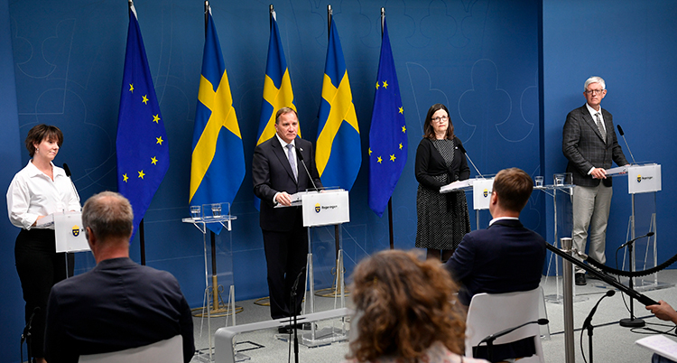 två ministrar, Löfven och Johan Carlson från FMV på pressträffen.